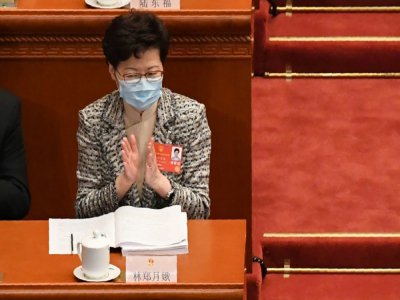 La cheffe de l'exécutif hongkongais applaudit lors de la session plénière de l'Assemblée nationale populaire (ANP), le 22 mai 2020 à Pékin - Leo RAMIREZ [AFP]