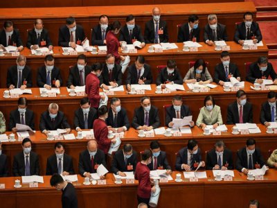 Des députés chinois masqués lors de la session plénière de l'Assemblée nationale populaire (ANP), le 22 mai 2020 à Pékin - Leo RAMIREZ [AFP]