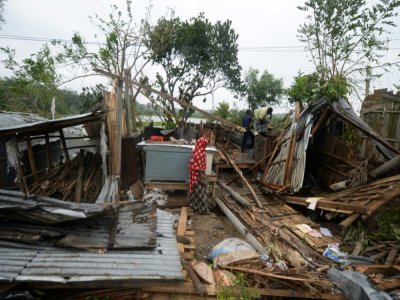 Des villageois tentent de remettre en état leurs habitations après le passage du cyclone Amphan à Satkhira, le 21 mai 2020 au Bangladesh - Munir UZ ZAMAN [AFP]