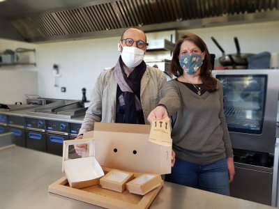 Dominique Gosselin, gérant de la boulangerie La Falue et membre d'Inter Bio Normandie Service, et Alexandra Beldjoudi, gérante du Spot, devant le plateau-repas.