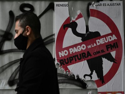 Une affiche dans une rue de Buenos Aires appelle l'Argentine à rompre avec le FMI et à ne pas rembourser sa dette, le 22 mai 2020 - JUAN MABROMATA [AFP]