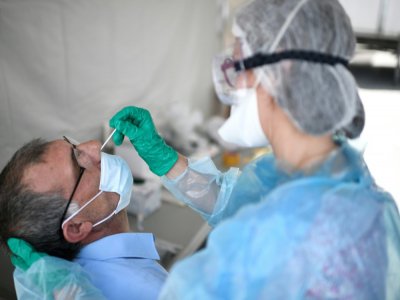 Un homme testé à Clichy-sous-Bois le 22 mai 2020 pour savoir s'il a le coronavirus - STEPHANE DE SAKUTIN [AFP]