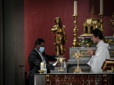Messe à l'église Saint-Jean-Baptiste de Neuilly-sur-Seine (Hauts-de-Seine) près de Paris, le 23 mai 2020 - STEPHANE DE SAKUTIN [AFP]