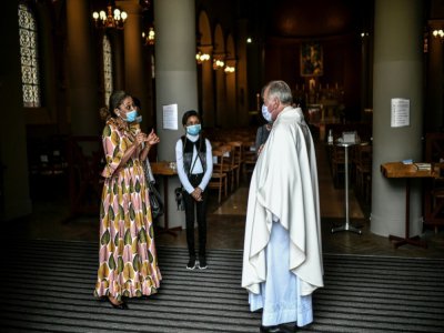 Des fidèles s'entretiennent avec un prêtre à l'église Saint-Jean-Baptiste de Neuilly-sur-Seine, près de Paris, le 23 mai 2020 - STEPHANE DE SAKUTIN [AFP]