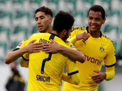 Le défenseur marocain de Dortmund, Achraf Hakimi (g), félicité par son coéquipier Jadon Sancho après son but lors de la réception de Wolfsburg, en Bundesliga, le 23 mai 2020 - Michael Sohn [POOL/AFP]
