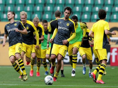 Le défenseur polonais de Dortmund, Mats Hummels (c), à l'entraînement avant le match de Bundesliga à Wolfsburg, le 23 mai 2020 - Michael Sohn [POOL/AFP]