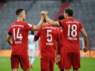 Le milieu du Bayern, Leon Goretzka (d), félicité par son homologue Ivan Perisic pour son but lors du match de Bundesliga face à Francfort, à Munich, le 23 mai 2020 - ANDREAS GEBERT [POOL/AFP]