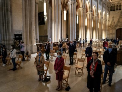 Prière lors d'une messe à la cathédrale Saint-Jean de Lyon le 23 mai 2020, alors que les lieux de culte ont été autorisés à rouvrir - JEFF PACHOUD [AFP]