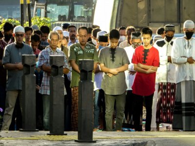 Des musulmans assistent à la prière de l'Aïd el-Fitr, à Jakarta le 24 mai 2020 - BAY ISMOYO [AFP]