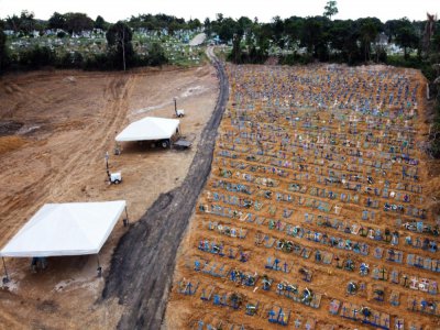 Vue aérienne de tombes fraichement creusées au cimetière Nossa Senhora Aparecida cemetery à Manaus (Brésil), le 22 mai 2020 - MICHAEL DANTAS [AFP]