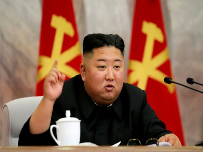 Une image diffusée par l'agence officielle KCNA le 24 mai 2020 montre le dirigeant nord-coréen Kim Jong Un pendant une réunion  de la Commission militaire centrale du Parti des Travailleurs - STR [KCNA VIA KNS/AFP]