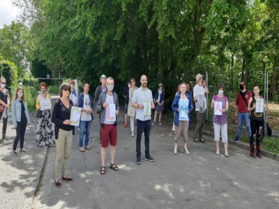 Une trentaine de participants s'est réunie ce samedi 23 mai au chemin de la Fuie à Alençon à l'appel du groupe Urgence Climat Alençon. - Christine Coulon