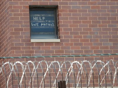 Un message demandant de l'aide sur une fenêtre de la prison de Chicago, le 9 avril 2020 - KAMIL KRZACZYNSKI [AFP]