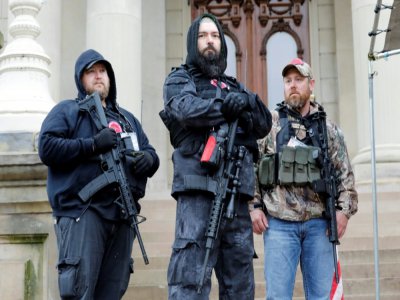 Des manifestants armés à Lansing (Michigan) le 1er mai 2020 - JEFF KOWALSKY [AFP/Archives]