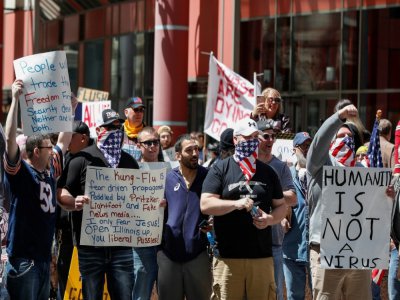 Des manifestants contre le confinement le 1er mai 2020 à Chicago (Illinois) - KAMIL KRZACZYNSKI [AFP/Archives]