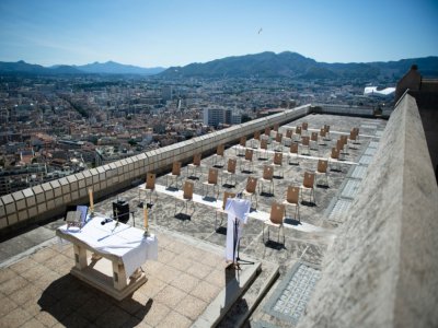 Des chaises espacées avant une messe sur une terrasse de la basilique de Notre-Dame-de-la-Garde à Marseille, le 24 mai 2020 - CLEMENT MAHOUDEAU [AFP]