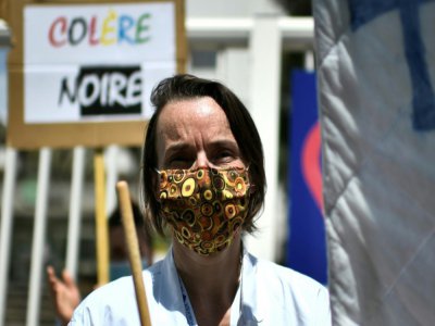 Une soignante, Anne-Francoise Thiollier, participe à une manifestation devant l'hôpital pour enfants Robert Debré à Paris le 21 mai 2020 - STEPHANE DE SAKUTIN [AFP]