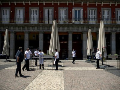 Préparatifs avant la réouverture d'un restaurant de la Plaza Mayor à Madrid, le 24 mai 2020 - OSCAR DEL POZO [AFP]