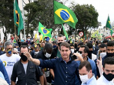 Bain de foule pour le président brésilien Jair Bolsonaro, à Brasilia le 24 mai 2020 - EVARISTO SA [AFP]