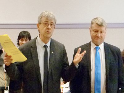 Gilbert Doucet, nouveau maire de Saint-Vaast la Hougue (à droite) a succédé à Jean Lepetit (à gauche) samedi 23 mai 2020.