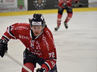 André Ménard prolonge au Hockey Club de Caen. - Aurélien Renault