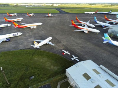 L'aéroport de Châteauroux-Déols, le 22 mai 2020, devenu un grand parking pour les avions de ligne cloués au sol et une zone de fret pour les livraisons de masques - GUILLAUME SOUVANT [AFP]