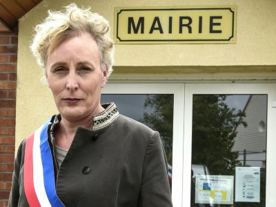 Marie Cau, première maire transgenre en France, le 24 mai 2020 devant la mairie de son village de Tilloy-lez-Marchiennes, dans le Nord - FRANCOIS LO PRESTI [AFP]