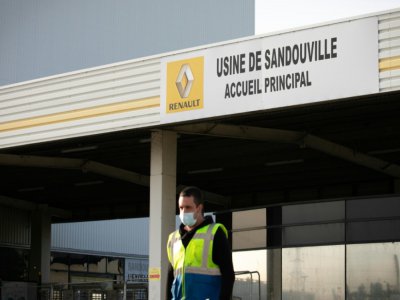 photo prise le 7 mai 2020 montrant un homme portant un masque, à la sortie de l'usine Renault de Sandouville, nord. - LOU BENOIST [AFP/Archives]