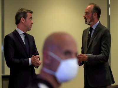 Le Premier ministre français Edouard Philippe (droite) discute avec le ministre de la Santé Olivier Veran le 25 mai 2020 à Paris au début du "Segur" de la santé - Michel Euler [POOL/AFP]