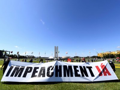 Une banderole appelant à la destitution du président brésilien Jair Bolsonaro, est déroulée devant le Congrès à Brasilia, le 21 mai 2020 - EVARISTO SA [AFP/Archives]