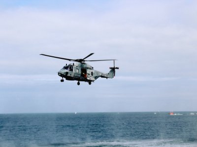 Une enquête est ouverte par la gendarmerie de Luc-sur-Mer afin de déterminer les circonstances du drame. L'hélicoptère de la marine nationale a été mobilisé.