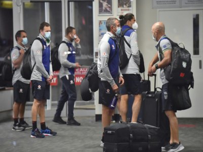 Des joueurs de l'équipe néo-zélandaise des Warriors à leur arrivée à l'aéroport de Tamworth, en Australie, le 3 mai 2020. - PETER PARKS [AFP/Archives]