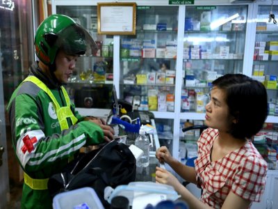 Pham Quoc Viet achète des produits de premiers secours dans une pharmacie, le 12 mai 2020 - Manan VATSYAYANA [AFP]