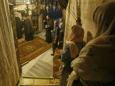 Des fidèles chrétiens prient dans l'église de la Nativité à Bethléem en Cisjordanie occupée après sa réouverture le 26 mai 2020 - Musa Al SHAER [AFP]