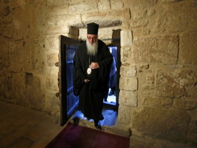 L'évêque Theophylactos rouvre l'église de la Nativité, à Béthlehem, en Cisjordanie occupée, le 26 mai 2020 - Musa Al SHAER [AFP]