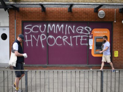 Graffiti s'en prenant à Dominic Cummings, à Londres le 26 mai 2020 - DANIEL LEAL-OLIVAS [AFP]