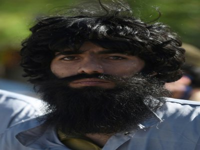 Un prisonnier taliban lors de sa libération de la prison de Bagram à environ 50 km au nord de Kaboul, le 26 mai 2020 - WAKIL KOHSAR [AFP]