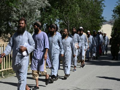 Des prisonniers talibans lors de leur libération de la prison de Bagram à environ 50 km au nord de Kaboul, le 26 mai 2020 - WAKIL KOHSAR [AFP]