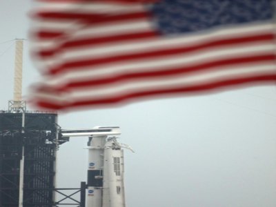 La fusée Falcon 9 sur son pas de lancement au Centre spatial Kennedy le 25 mai 2020 - Gregg Newton [AFP]