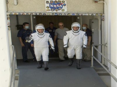 Douglas Hurley et Robert Behnken, dans leurs combinaisons spatiales
lors d'une répétition générale samedi 23 mai 2020 - Bill INGALLS [NASA/AFP]