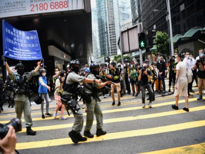 La police anti-émeutes intervient pour disperser les manifestants pro-démocratie, à Hong Kong, le 27 mai 2020 - Anthony WALLACE [AFP]