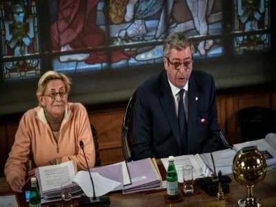 Patrick et Isabelle Balkany lors d'un conseil municipal à Levallois-Perret, le 15 avril 2019 - STEPHANE DE SAKUTIN [AFP/Archives]