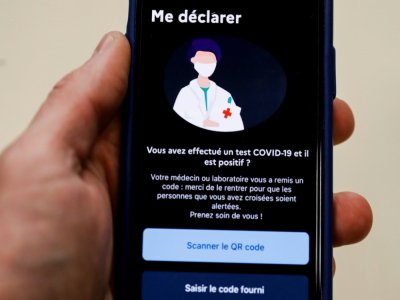 Un écran de mobile, le 27 mai 2020 avec l'application StopCovid mise en place par le gouvernement français - Thomas SAMSON [AFP]