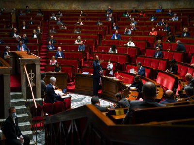 Le Premier ministre Edouard Philippe (c) s'adresse aux députés, à l'Assemblée nationale, le 26 mai 2020 - CHRISTOPHE ARCHAMBAULT [POOL/AFP]