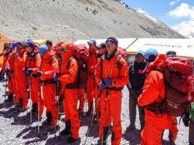 Des géomètres et alpinistes chinois se préparent à quitter le camp de base pour le sommet de l'Everest dans la région autonome chinoise du Tibet, le 6 mai 2020 - STR [AFP/Archives]