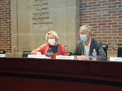 Véronique Desjardins, directrice générale du CHU de Rouen, et le professeur François Caron, chef du service des maladies infectieuses.