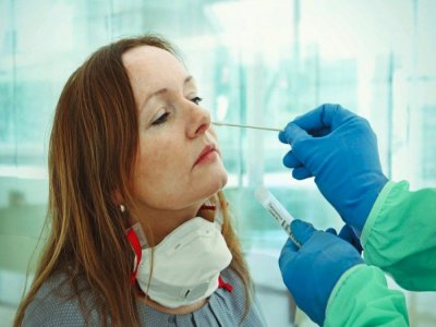 Le test virologique, avec prélèvement nasal par écouvillon, permet de mettre en avant la présence de génome du coronavirus.