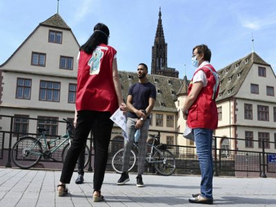 Un "équipage de prévention Covid" discute avec une personne pour l'inciter à porter un masque, le 26 mai 2020 à Strasbourg - FREDERICK FLORIN [AFP]