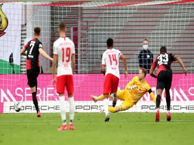 L'attaquant polonais du Hertha Berlin, Krzysztof Piatek (g), égalise sur penalty lors du match de Bundesliga à Leipzig, le 27 mai 2020 - Alexander HASSENSTEIN [POOL/AFP]