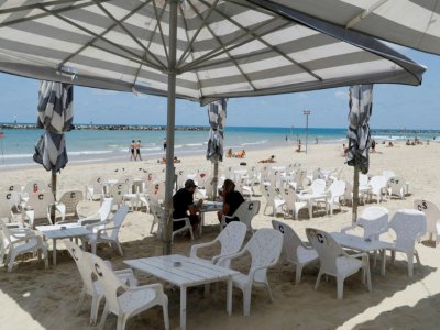 Un restaurant sur une plage de Tel-Aviv, le 27 mai 2020 en Israël - JACK GUEZ [AFP]